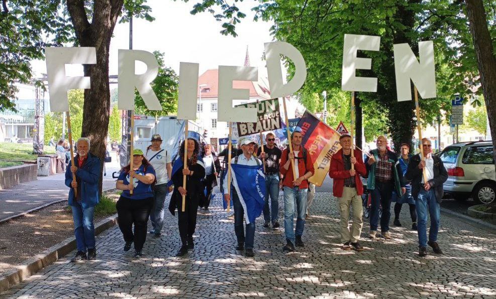 Teilnehmer der Demo für Frieden tragen die Buchstaben des Wortes FRIEDEN an der Spitze des Umzugs am 3. Mai 2025.