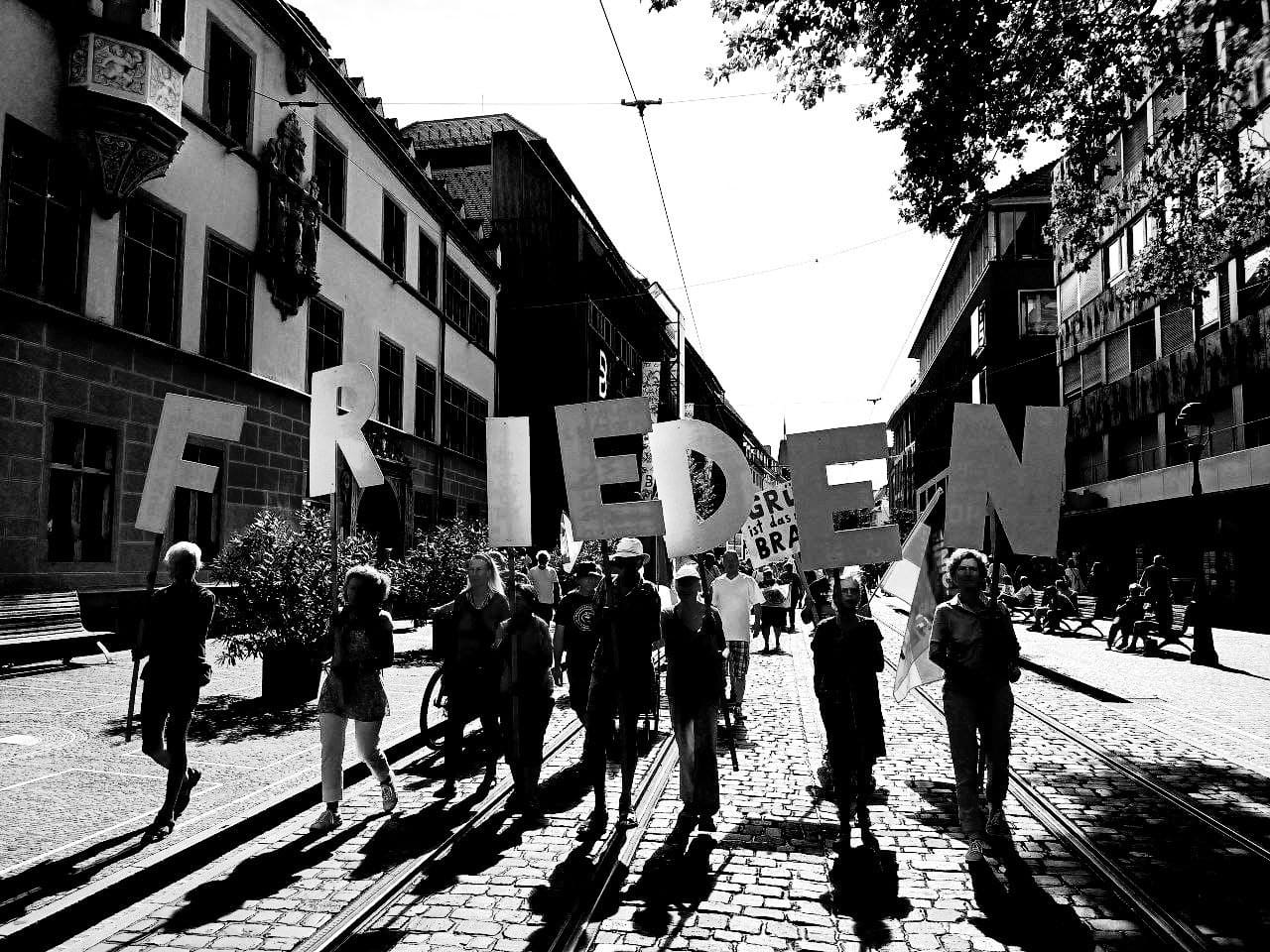 Frieden Buchstaben auf einer Demo für Frieden in Freiburg